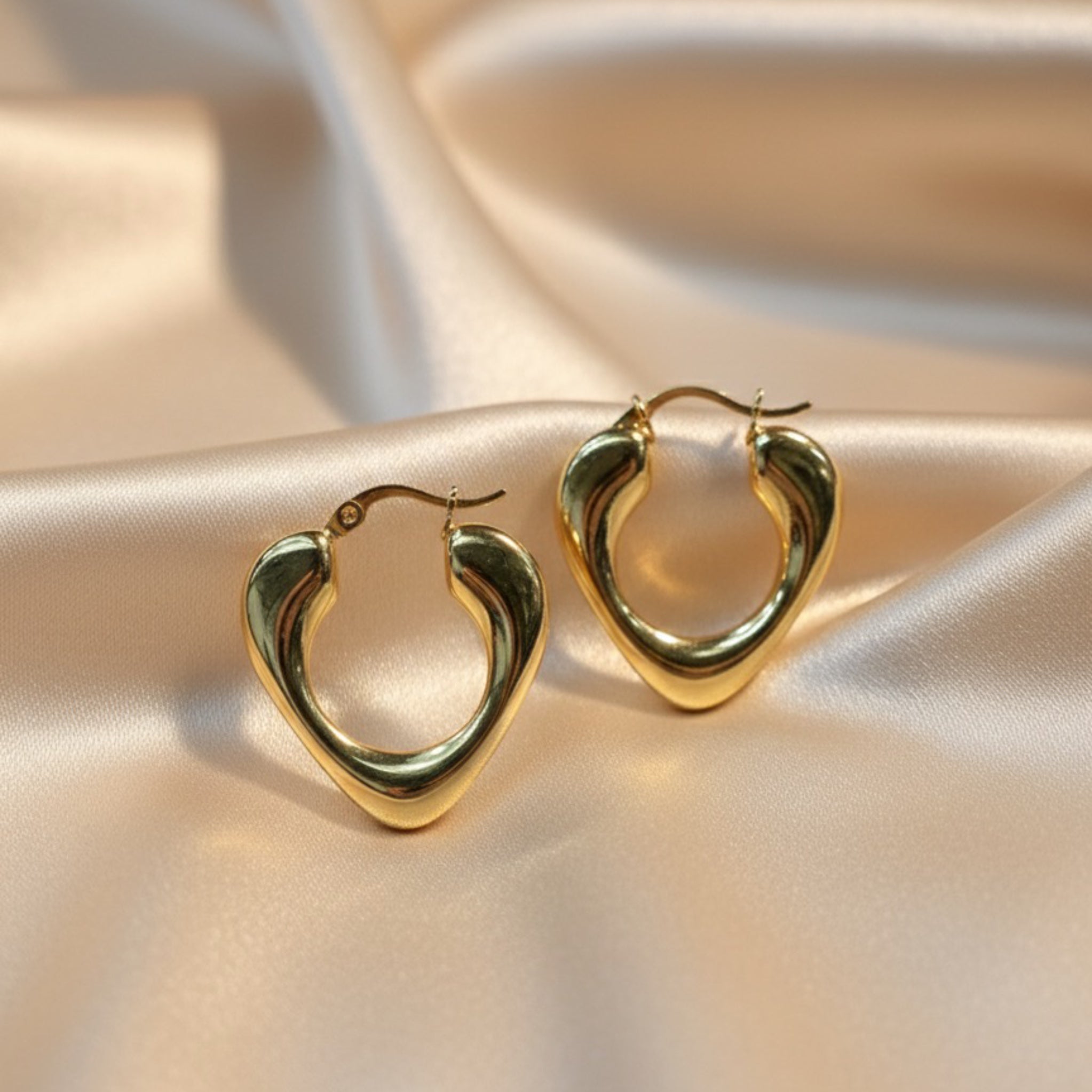 Special curved ring earing